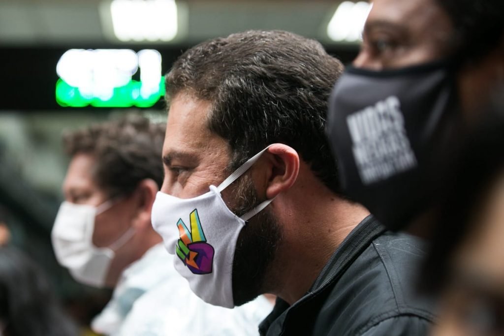 Guilherme Boulos faz caminhada no Centro ao lado de Orlando Silva e Gilmar Tatto