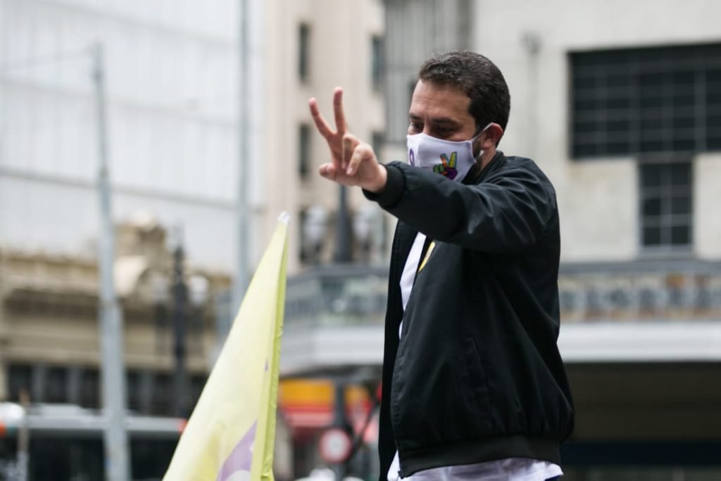 Guilherme Boulos faz caminhada no Centro ao lado de Orlando Silva e Gilmar Tatto