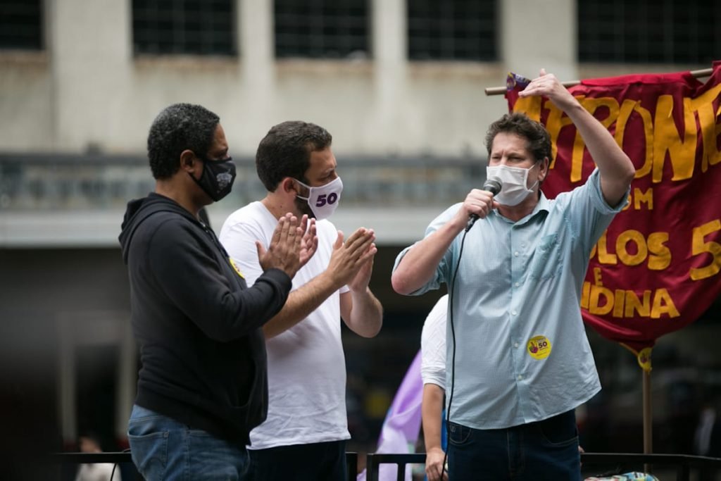 Guilherme Boulos faz caminhada no Centro ao lado de Orlando Silva e Gilmar Tatto