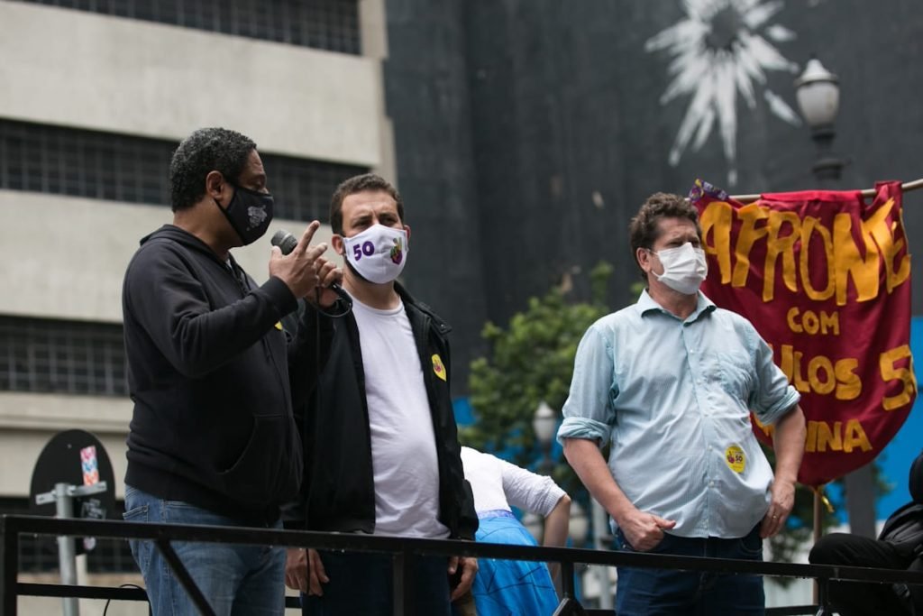 Guilherme Boulos faz caminhada no Centro ao lado de Orlando Silva e Gilmar Tatto
