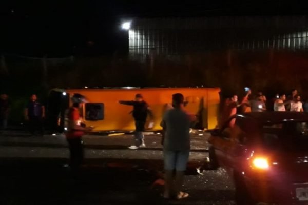 Motorista de ônibus disputa ‘racha’ e deixa 10 pessoas feridas em Manaus