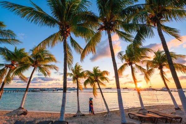 Foto colorida de praia em Cancún