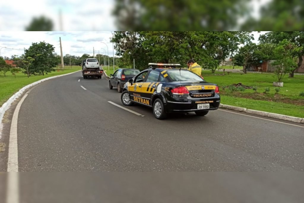 carro do detran e veículo apreendido