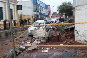 Vídeo: muro desaba durante forte chuva e mata mãe e filha no interior de SP