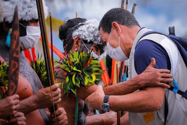 Vice-presidente Hamilton Mourão abraça indígena