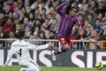 Ronaldinho dribla Sergio Ramos