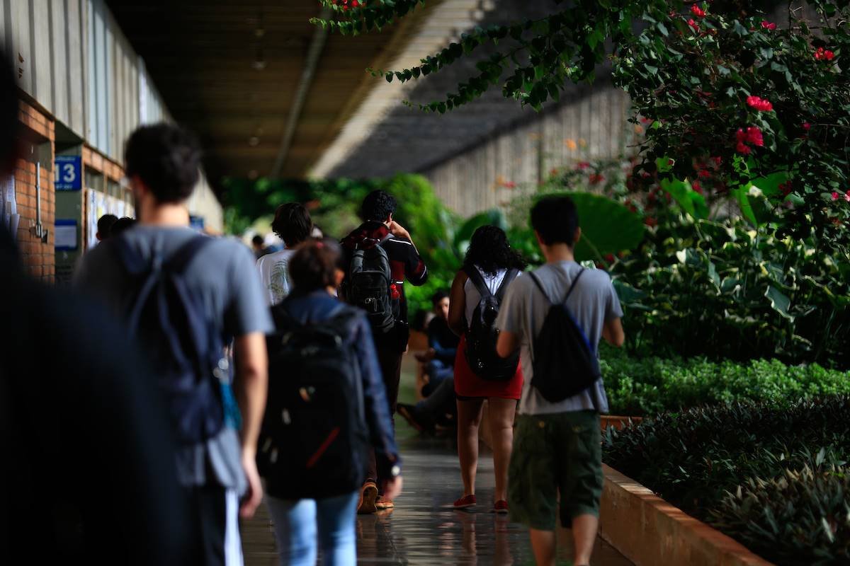Estudantes de costas na UnB