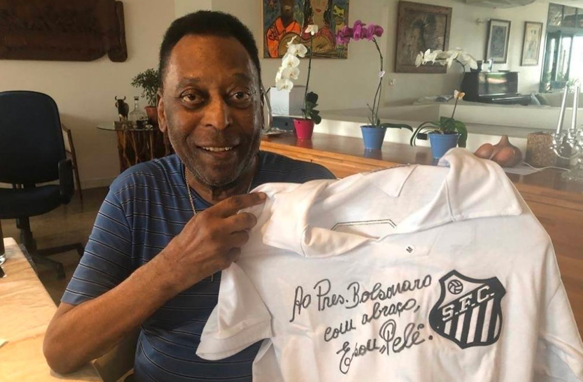 Exposição no interior de São Paulo exibe 25 reproduções de camisas  utilizadas por Pelé