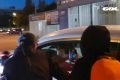 Carro de Griezmann é cercado por torcedores do Barcelona