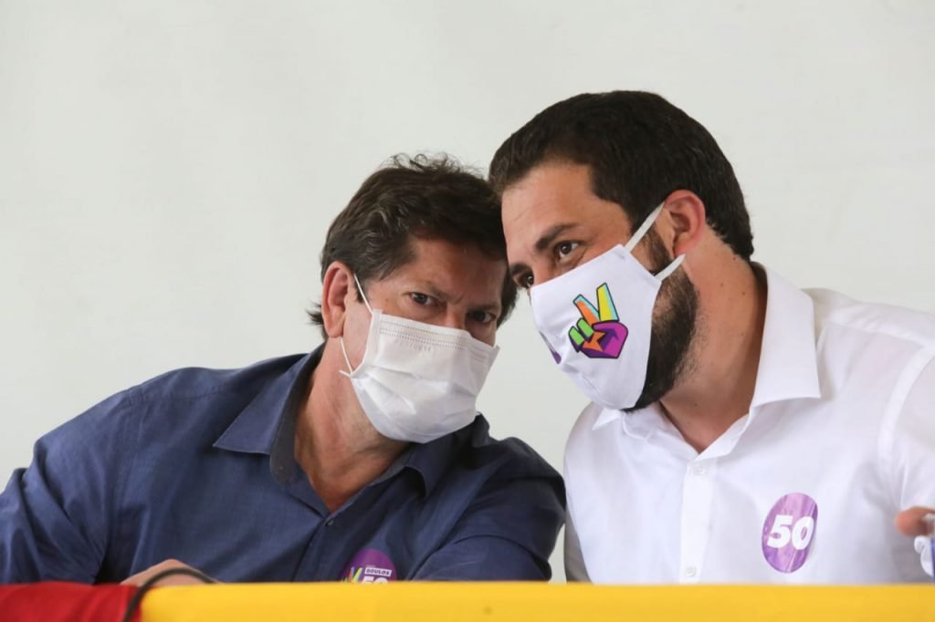 Guilherme Boulos (PSOL), candidato à prefeitura de São Paulo e Jilmar Tatto (PT), durante coletiva de imprensa sobre as alianças partidárias