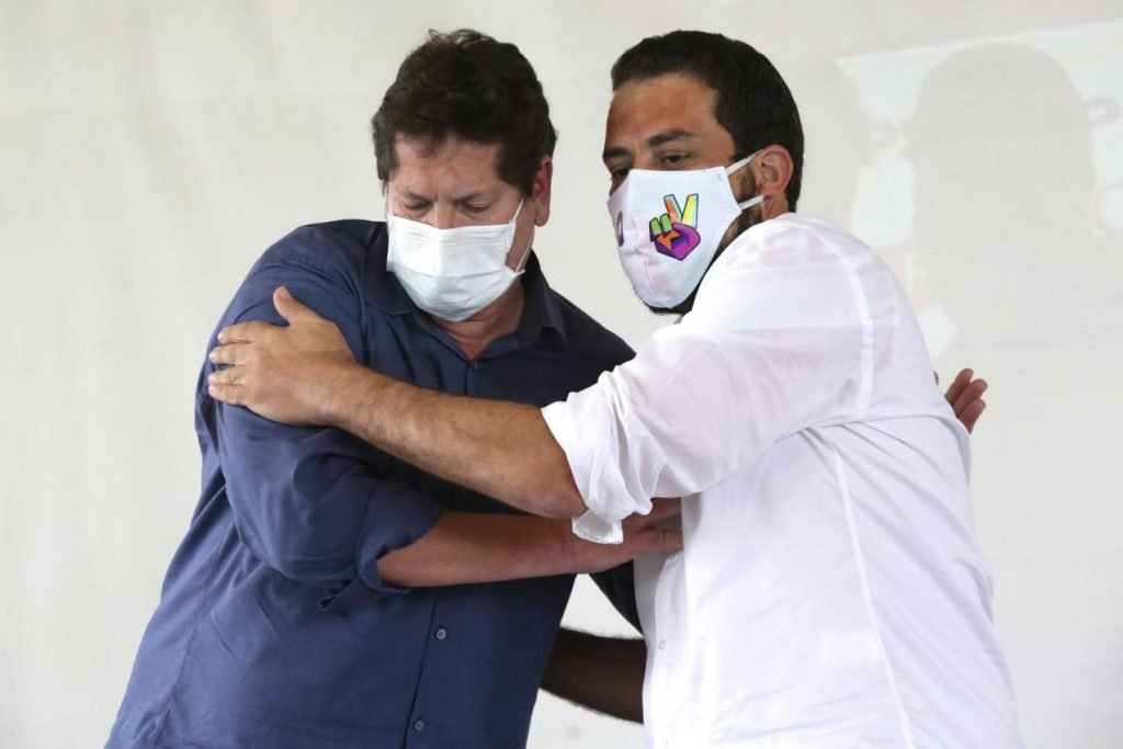 Guilherme Boulos (PSOL), candidato à prefeitura de São Paulo e Jilmar Tatto (PT), durante coletiva de imprensa sobre as alianças partidárias
