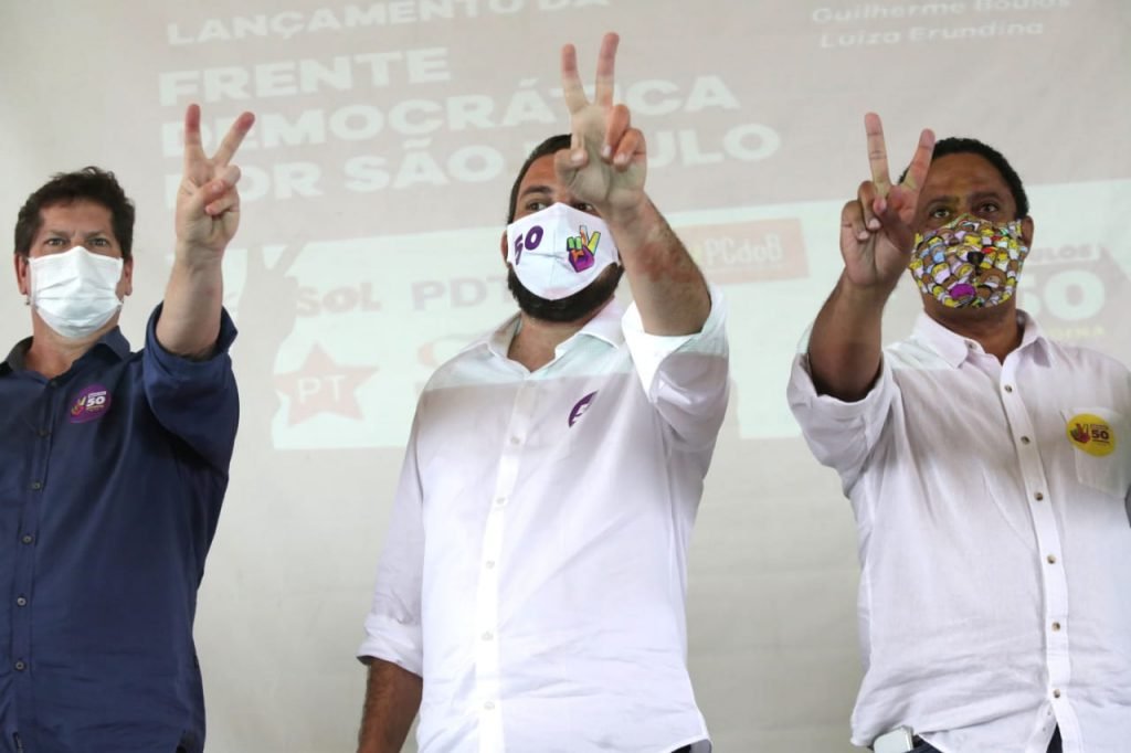 Guilherme Boulos (PSOL), candidato à prefeitura de São Paulo, Jilmar Tatto (PT) e Orlando Silva candidato à prefeitura de São Paulo, durante coletiva de imprensa sobre as alianças partidárias 15