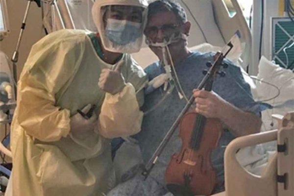 Homem entubado por conta da Covid-19 toca violino em hospital
