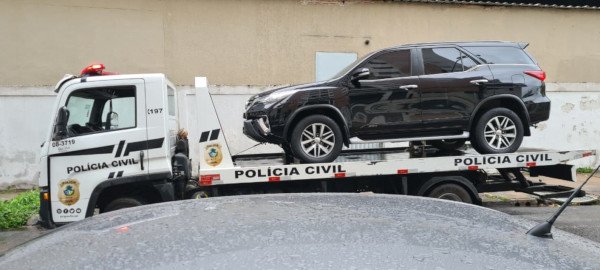 carro em cima de guincho