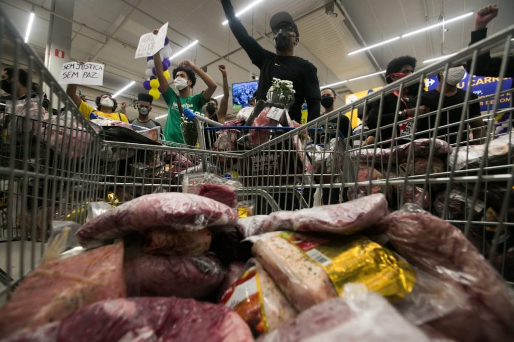 Manifestação no Carrefour da Barra da Tijuca Rio de Janeiro pela morte de João Alberto 9