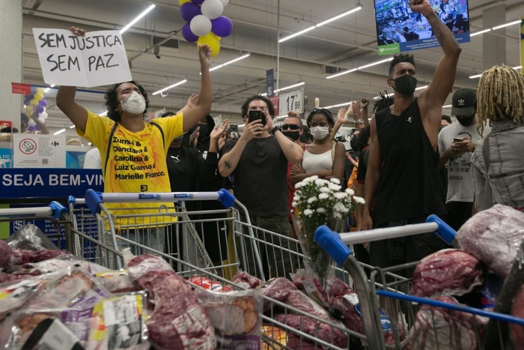 Manifestação no Carrefour da Barra da Tijuca Rio de Janeiro pela morte de João Alberto 9