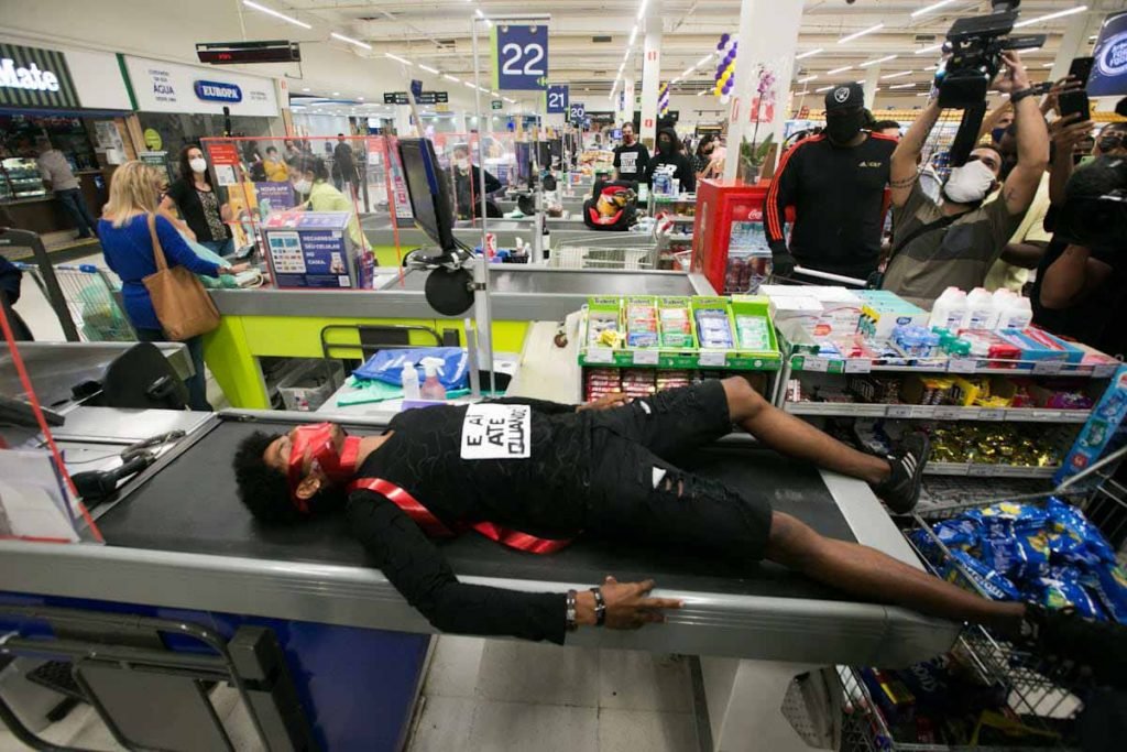 Manifestação no Carrefour da Barra da Tijuca Rio de Janeiro pela morte de João Alberto 9
