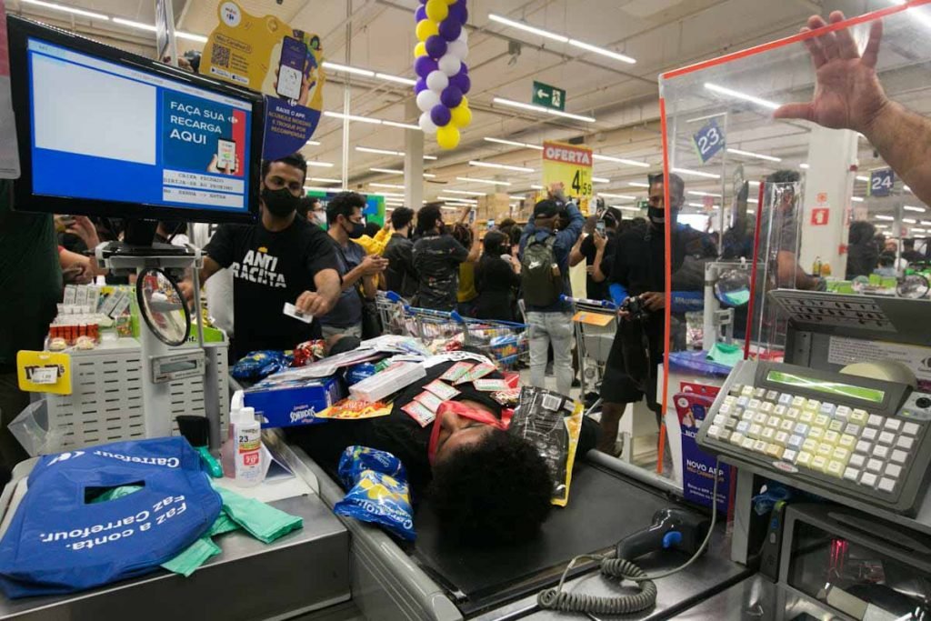 Manifestação no Carrefour da Barra da Tijuca Rio de Janeiro pela morte de João Alberto 9