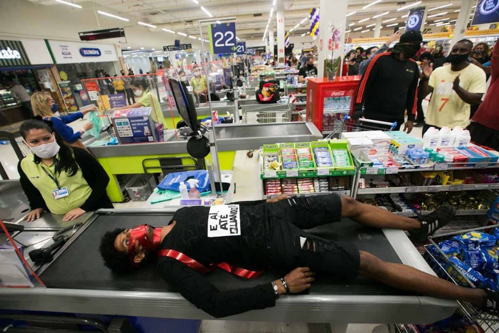 Manifestação no Carrefour da Barra da Tijuca Rio de Janeiro pela morte de João Alberto 9