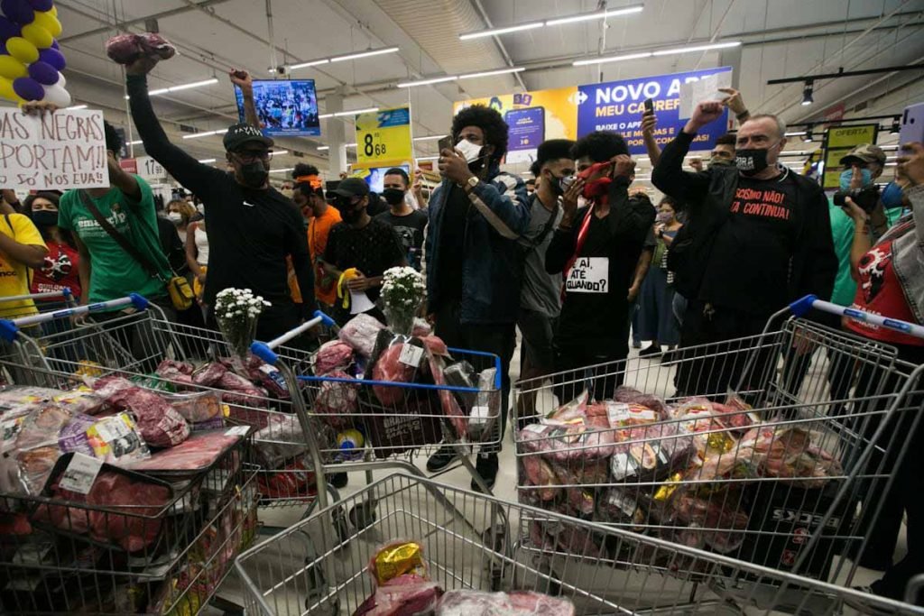 Manifestação no Carrefour da Barra da Tijuca Rio de Janeiro pela morte de João Alberto 9