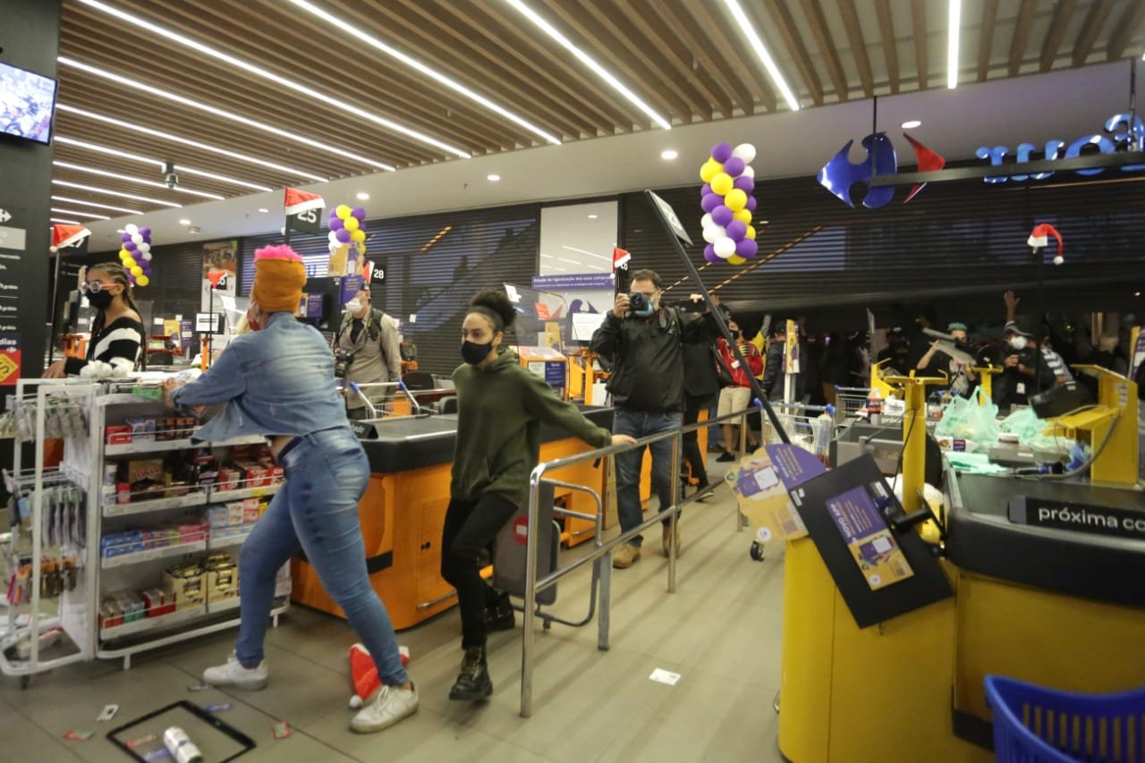 Manifestantes invadem Carrefour em SP durante protesto contra morte no RS -  20/11/2020 - UOL Notícias