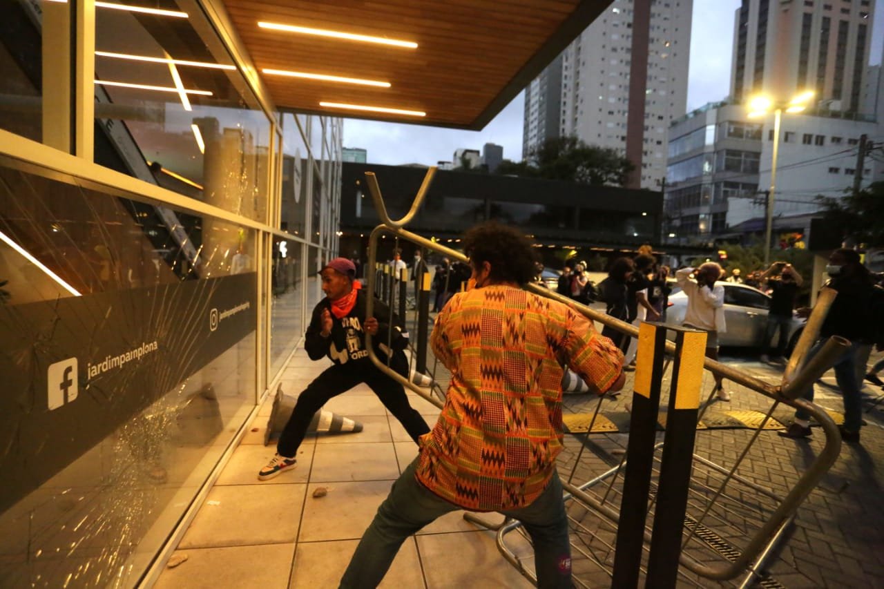 Manifestantes invadem Carrefour em SP durante protesto contra morte no RS -  20/11/2020 - UOL Notícias