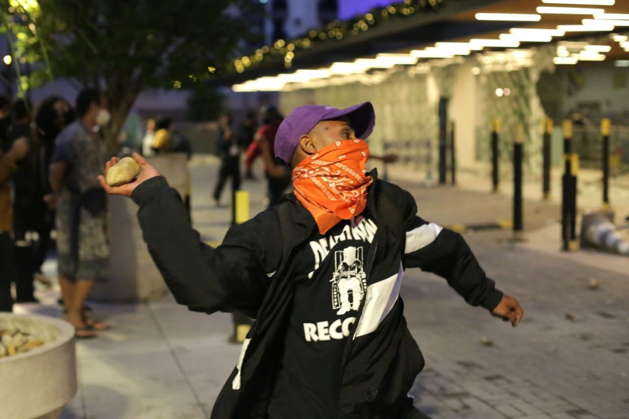 Manifestantes invadem Carrefour em SP durante protesto contra morte no RS -  20/11/2020 - UOL Notícias