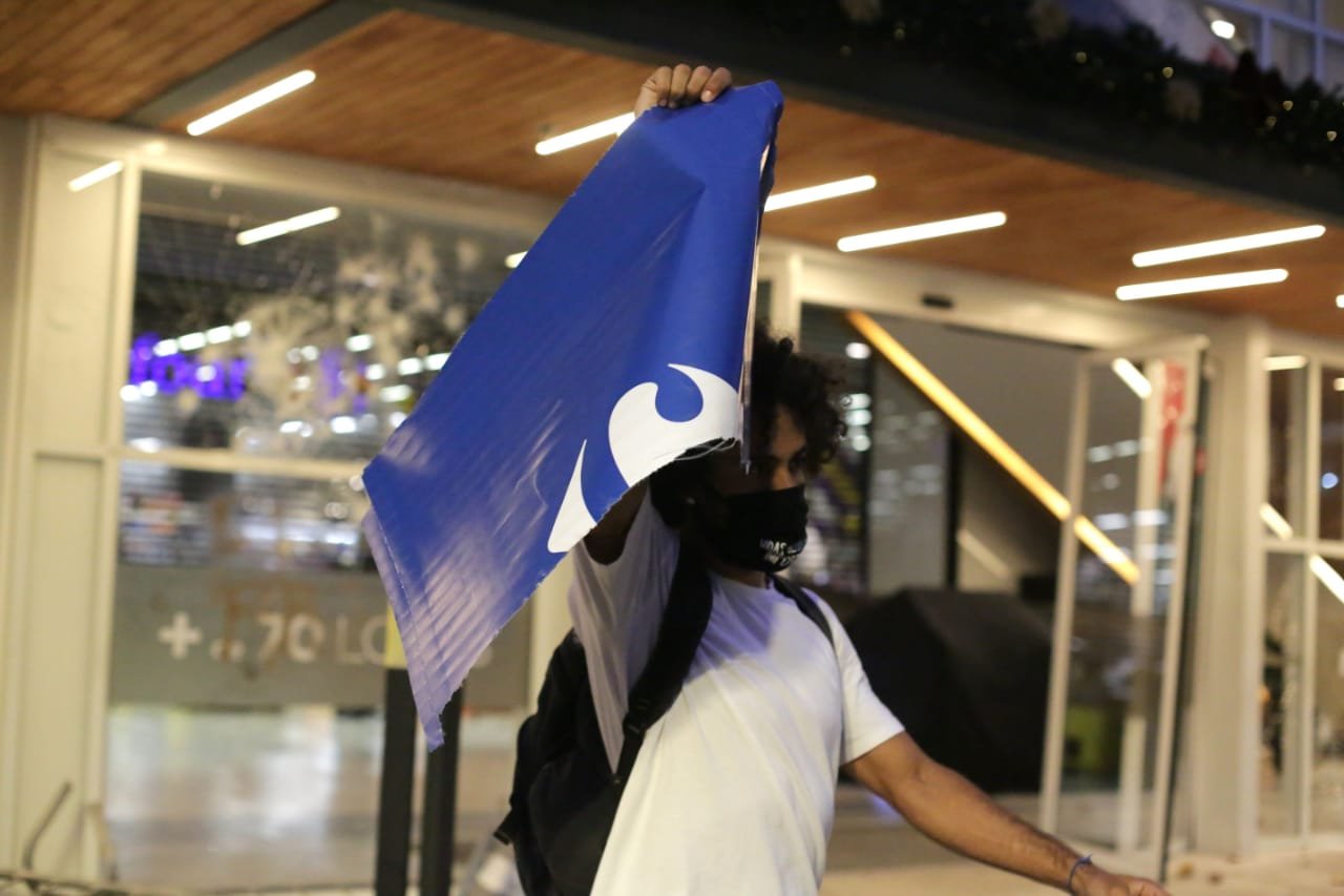 Manifestantes invadem Carrefour em SP durante protesto contra morte no RS -  20/11/2020 - UOL Notícias