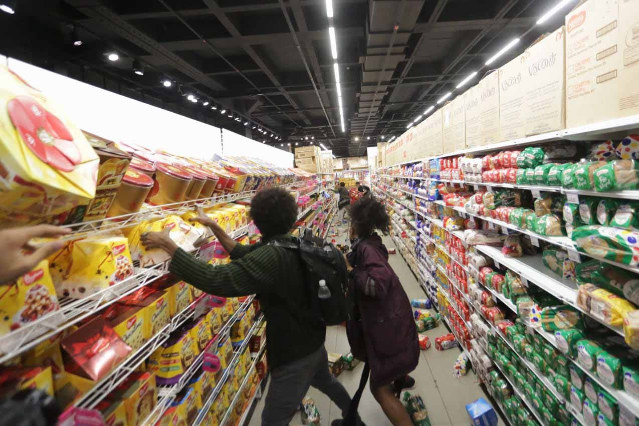 Manifestantes invadem Carrefour em SP durante protesto contra morte no RS -  20/11/2020 - UOL Notícias