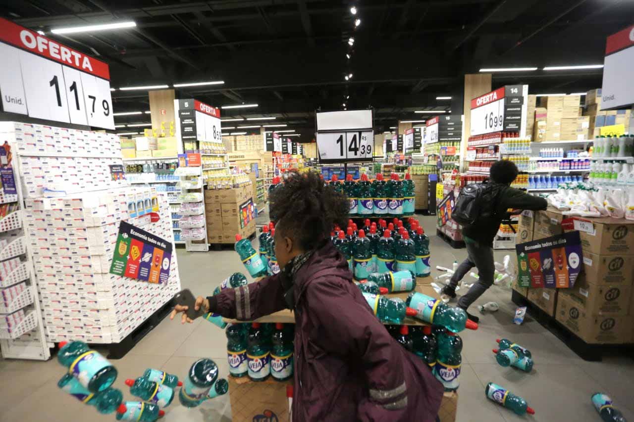 Manifestantes invadem Carrefour em SP durante protesto contra morte no RS -  20/11/2020 - UOL Notícias