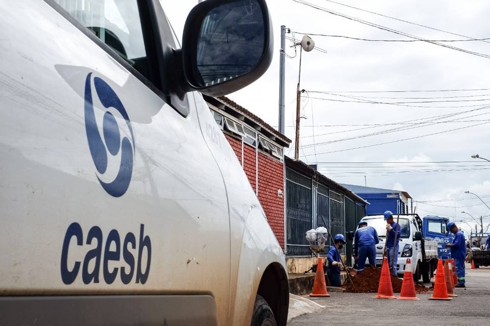 Carro branco da caesb