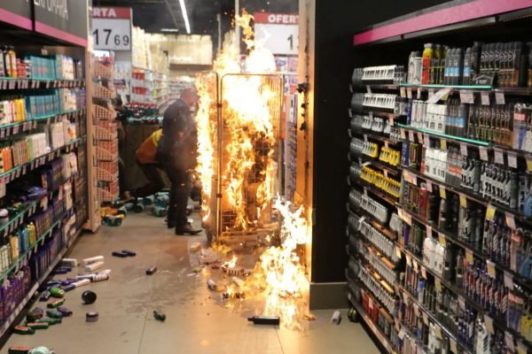 Em protesto contra o racismo, manifestantes tocam fogo em Carrefour de SP