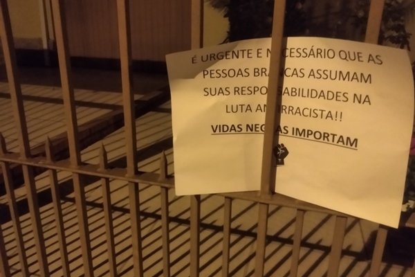 Cartaz de manifestantes