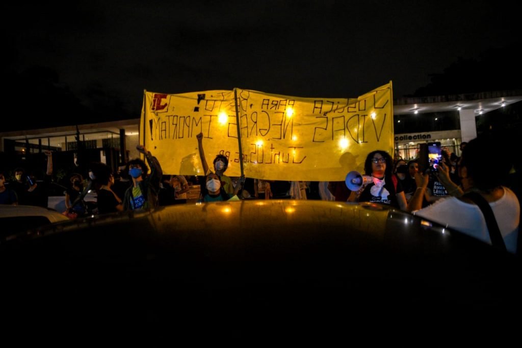 Manifestação pela morte de João Alberto Freitas, um homem negro, em Carrefour de brasília 6
