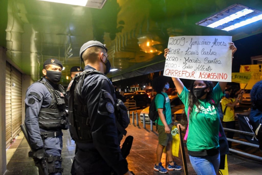 Manifestação pela morte de João Alberto Freitas, um homem negro, em Carrefour de brasília 13