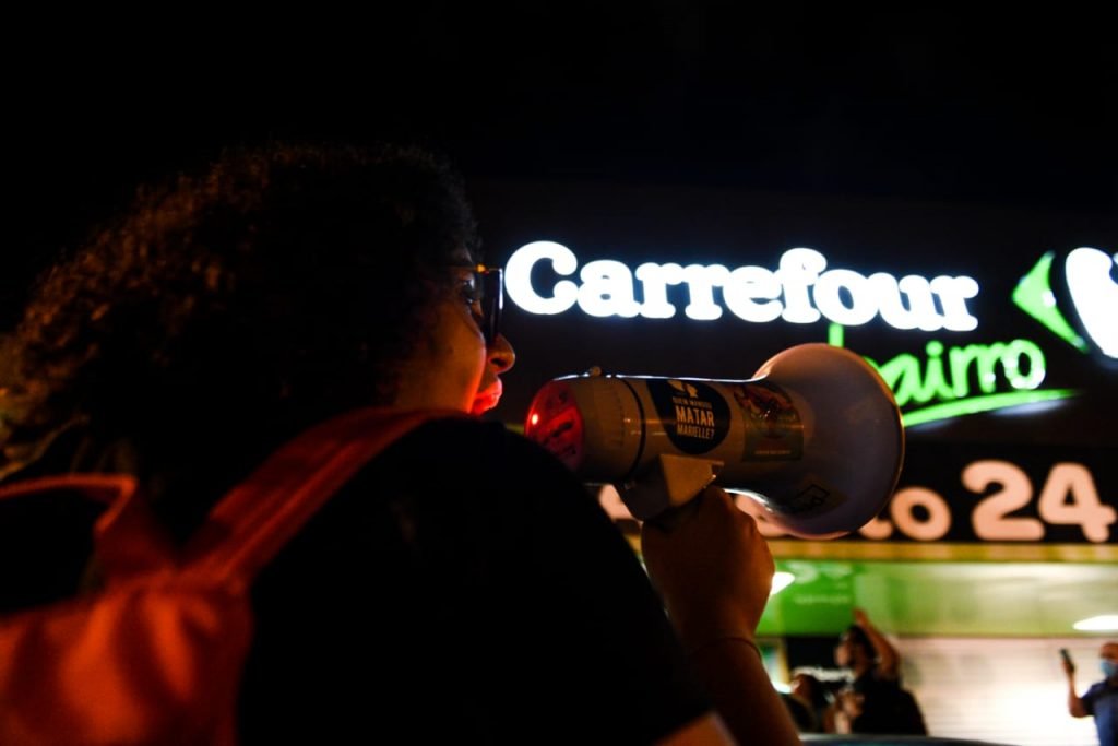 Manifestação pela morte de João Alberto Freitas, um homem negro, em Carrefour de brasília 13
