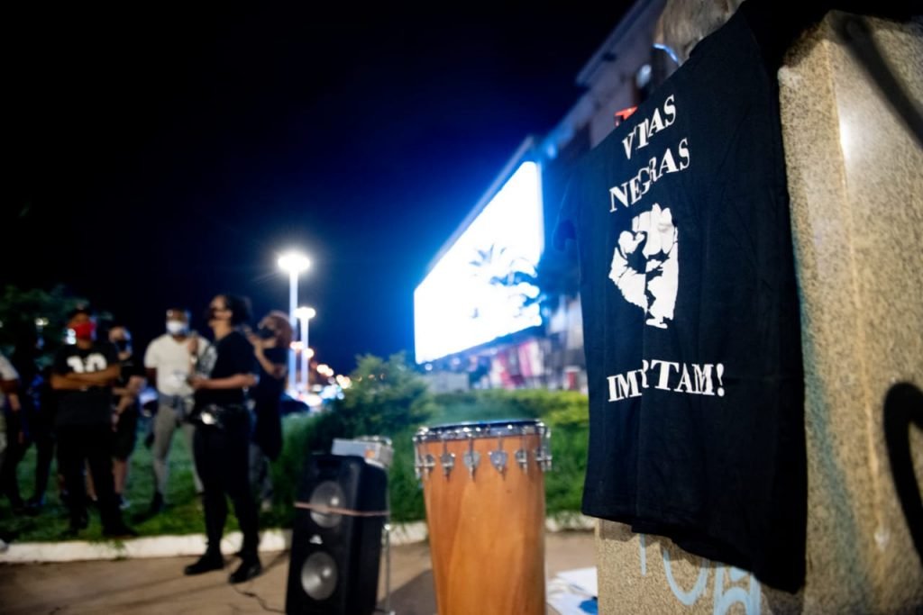 Manifestação pela morte de João Alberto Freitas, um homem negro, em Carrefour de brasília 13