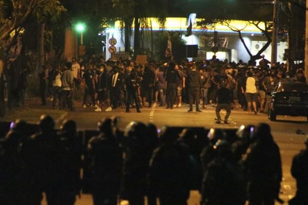 Manifestantes invadem Carrefour em SP durante protesto contra morte no RS -  20/11/2020 - UOL Notícias