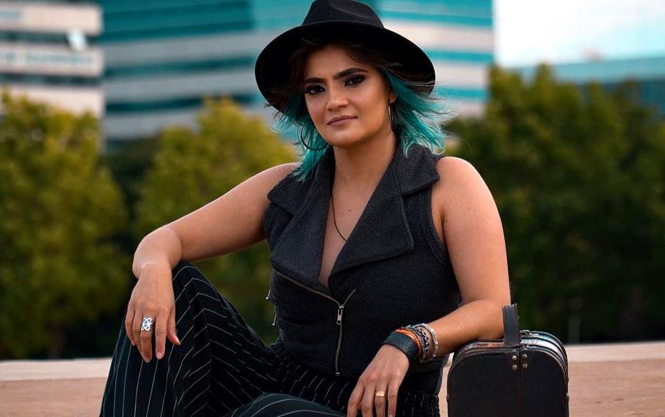 Larissa Vitorino, cantora de Brasília