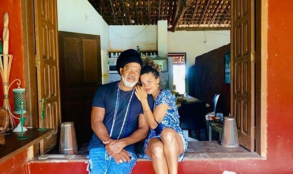 Carlinhos Brown exibe fotos raras com a filha Clara Buarque em homenagem