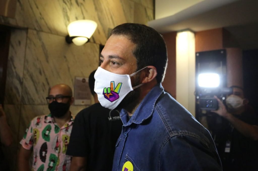 Guilherme Boulos (PSOL), candidato à prefeitura de São Paulo, participa de reunião com servidores públicos