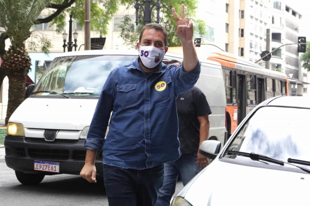 Guilherme Boulos (PSOL), candidato à prefeitura de São Paulo, participa de reunião com servidores públicos