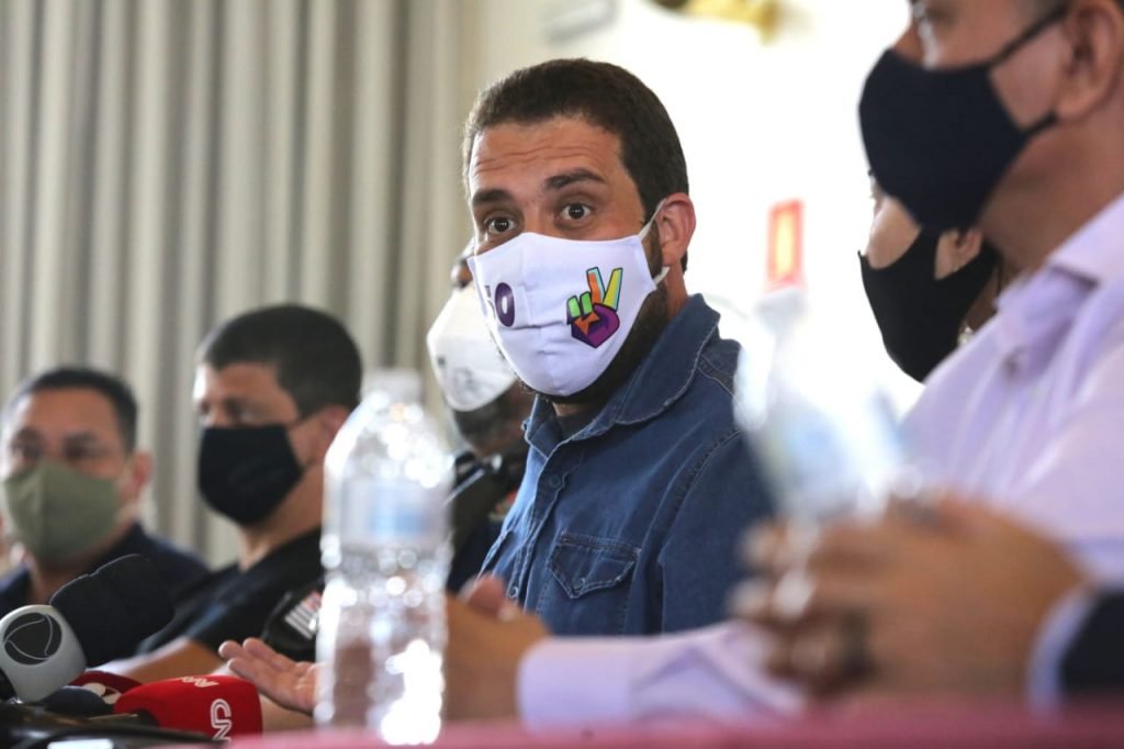 Guilherme Boulos (PSOL), candidato à prefeitura de São Paulo, participa de reunião com servidores públicos