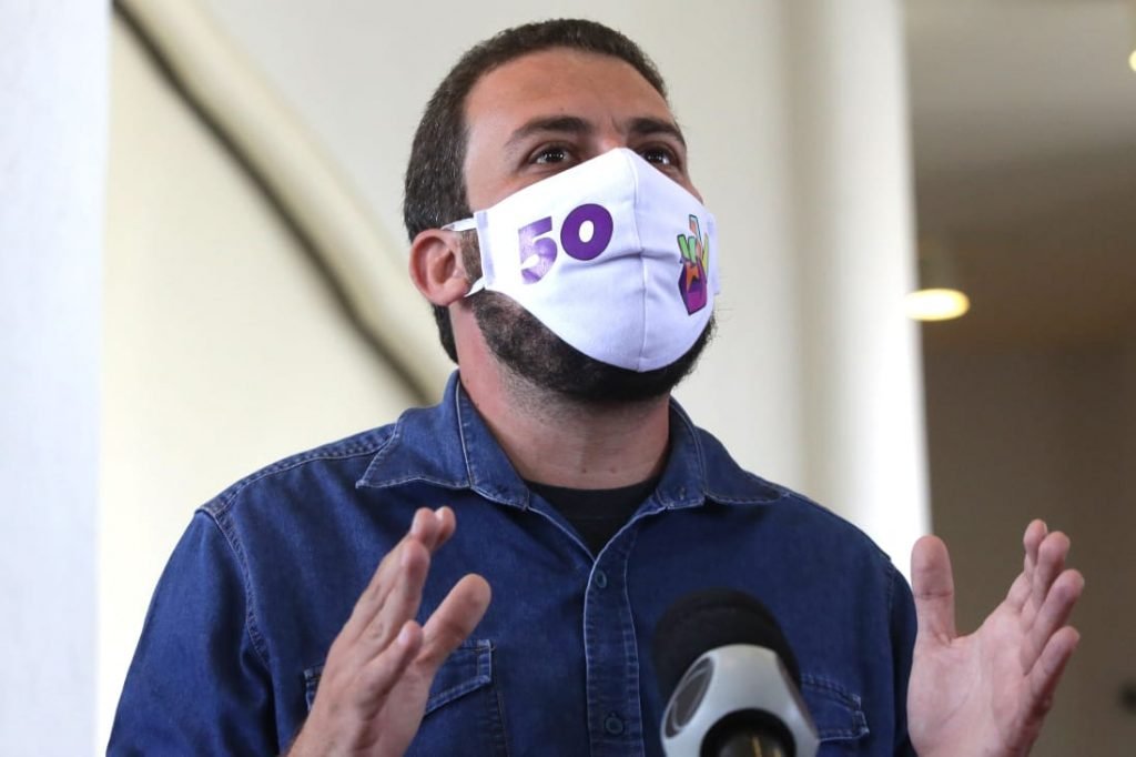 Guilherme Boulos (PSOL), candidato à prefeitura de São Paulo, participa de reunião com servidores públicos