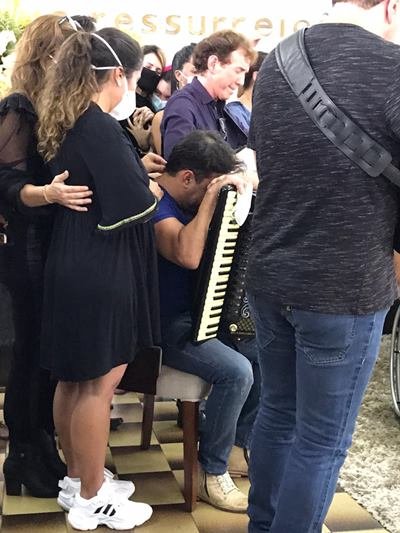 Zezé toca sanfona em enterro do pai