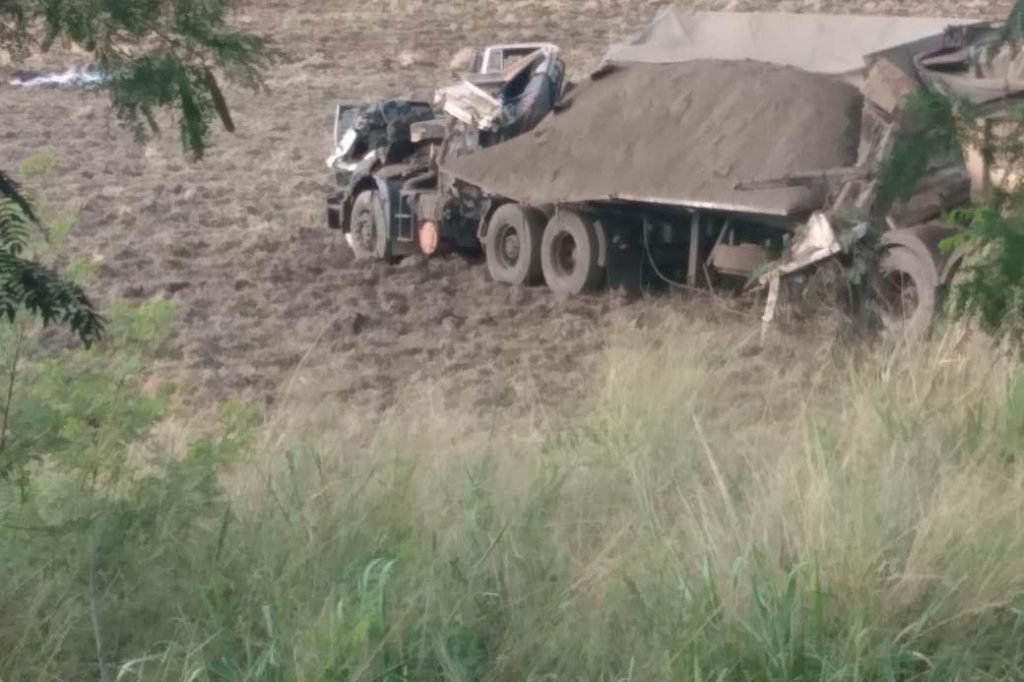 Grave acidente entre um ônibus e um caminhão provocou ao menos 40 mortes e deixou outras 12 pessoas gravemente feridas na manhã desta quarta-feira (25), na Rodovia Alfredo de Oliveira Carvalho, entre Taguaí e Taquarituba, na região de Avaré, no interior de São Paulo.