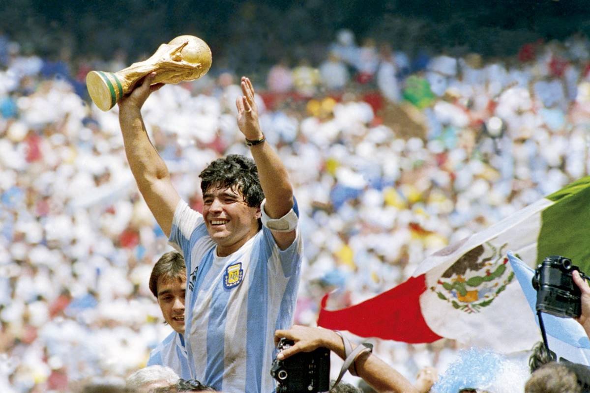 Maradona passa mal após classificação da Argentina na Copa do