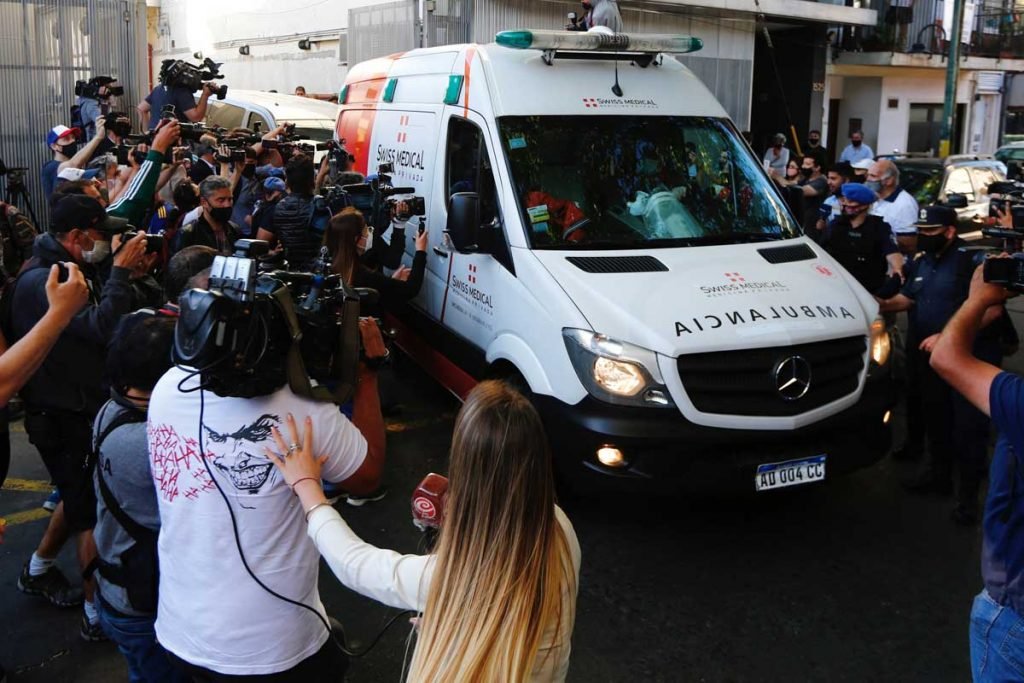 A ambulância que transportava Diego Maradona dirige entre a mídia deixando a Clinica Olivos em 11 de novembro de 2020 em Vicente Lopez, Argentina