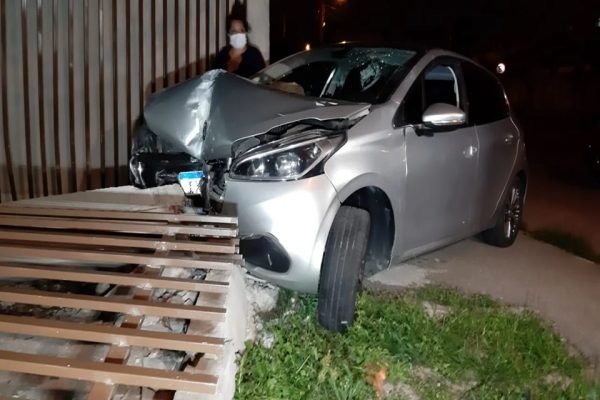 Carro invade muro em Curitiba e motorista vai embora sem dar satisfação