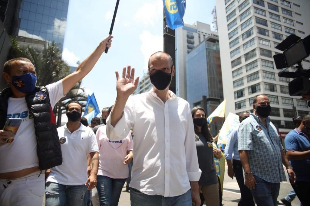 O candidato à prefeitura de São Paulo (SP), Bruno Covas (PSDB), realiza campanha na Avenida Paulista nesta quarta-feira (25). Foto: DANILO M YOSHIOKA/FUTURA PRESS/ESTADÃO CONTEÚDO